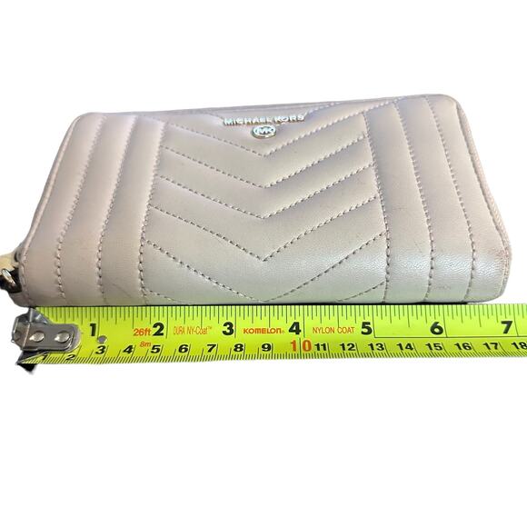 Michael Kors Pale Pink Quilted Leather Wallet - Picture 8 of 9